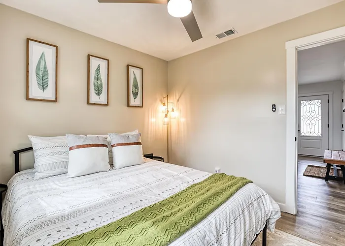 The Mariners Rest, Near Downtown, Savannah Coastal Charm